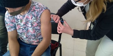 El Ministerio de Salud informó que 25.358 personas de 12 a 17 años esperan el segundo turno.