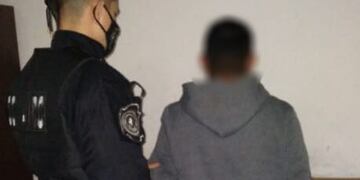 Efectivos policiales intentaban desarticular una fiesta clandestina y resultaron agredidos.
