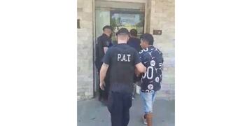 Los hombres detenidos llegando a la Comisaría 1°