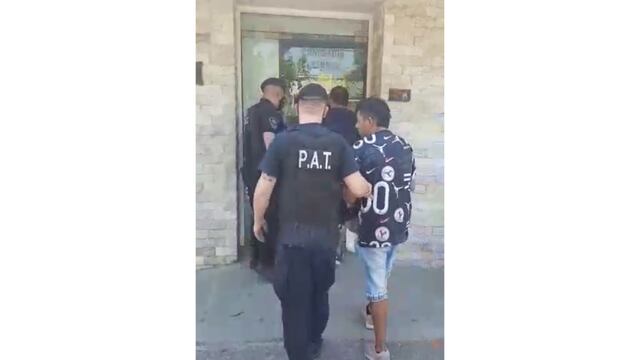 Los hombres detenidos llegando a la Comisaría 1°