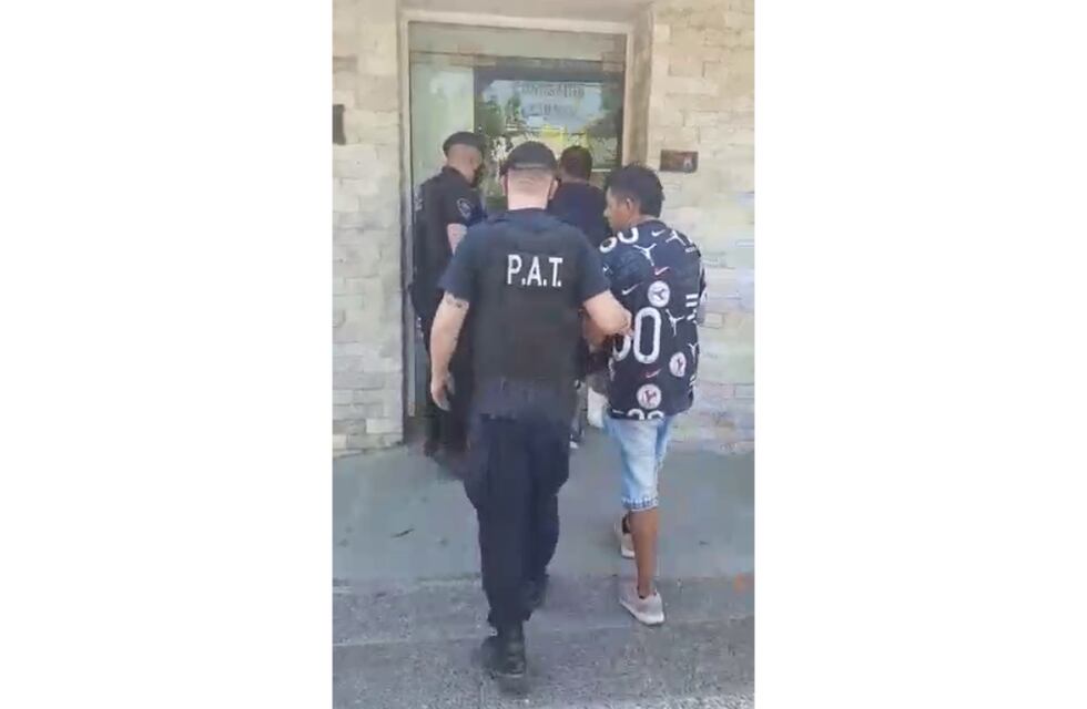 Los buscaban por 5 causas y caminaban por el centro: apresaron a dos hombres