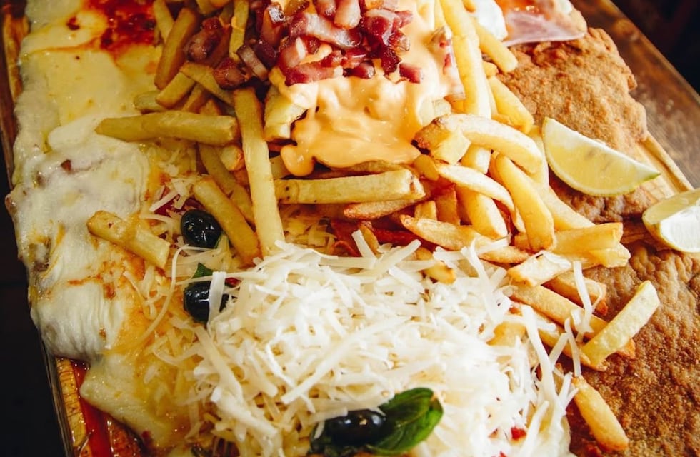 Dónde venden la milanesa más grande de la Argentina de la que comen más de 10 personas: cuánto cuesta