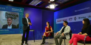 ECOSISTEMA. El panel contó con la participación de Pablo Sibilla (presidente de Renault Argentina), Eli Frias ("head" de Operaciones de Uber Argentina, Uruguay y Paraguay), Joaquín Di Mario (CEO de Ualabee) y Silvina Mocci (secretaria de Extensión de la Facultad de Arquitectura de la UNC). Moderó el periodista Daniel Alonso, coordinador del ciclo. (Nicolás Bravo/La Voz)