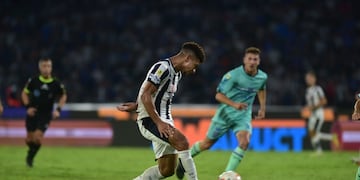 Diego Valoyes saca el remate del gol para el 2-1 de Talleres ante Godoy Cruz en el Kempes. (Facundo Luque)