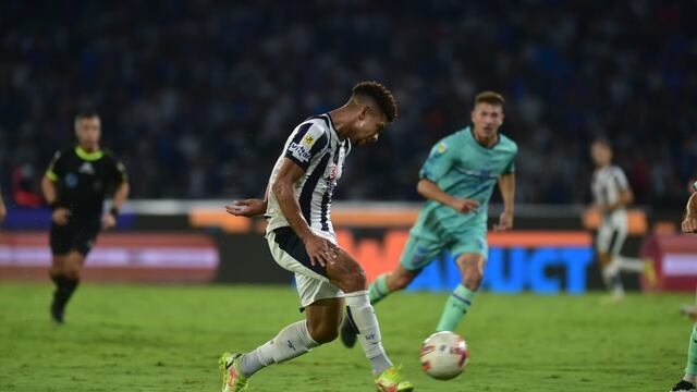 Diego Valoyes saca el remate del gol para el 2-1 de Talleres ante Godoy Cruz en el Kempes. (Facundo Luque)
