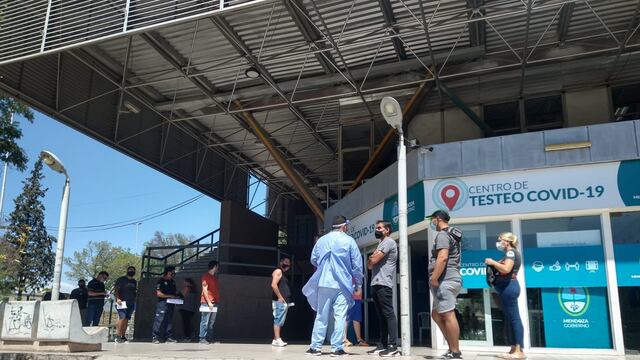 Centro de testeo en la Terminal de ómnibus de Mendoza. (foto: Mariana Villa / Los Andes)