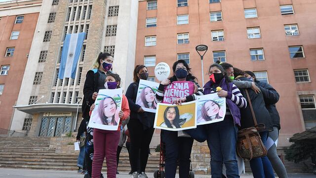 La familia y amigas de Florencia Romano durante el juicio en que fue condenado el femicida de la adolescente. Foto: José Gutierrez / Los Andes.