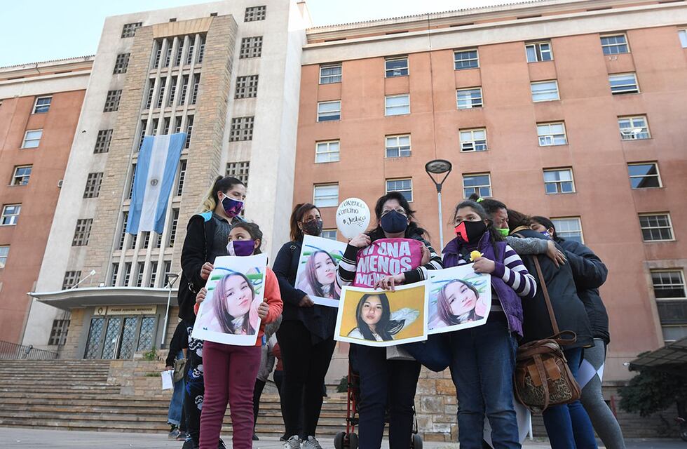 Tras condenar al femicida de Florencia, destituirán y juzgarán a la policía que cortó el llamado al 911