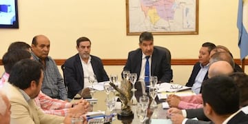 Ministros reunidos con representantes de las comunas.