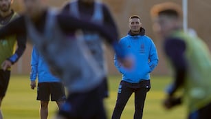 El técnico de Argentina Lionel Scaloni observa a sus jugadores durante un entrenamiento previo al partido ante Ecuador en el inicio de las eliminatorias sudamericanas para el Mundial 2026, en Buenos Aires, el martes 5 septiembre de 2023. (AP Foto/Natacha Pisarenko)