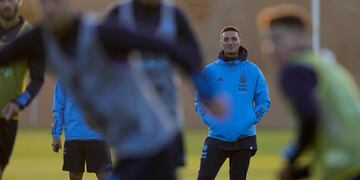El técnico de Argentina Lionel Scaloni observa a sus jugadores durante un entrenamiento previo al partido ante Ecuador en el inicio de las eliminatorias sudamericanas para el Mundial 2026, en Buenos Aires, el martes 5 septiembre de 2023. (AP Foto/Natacha Pisarenko)