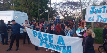 Eldorado: municipales realizan una protesta frente al Concejo Deliberante.