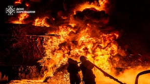 Fotografía proporcionada por el Servicio de Emergencias de Ucrania, donde sigue la guerra en la que murieron tres soldados argentinos. (Servicio de Emergencias de Ucrania vía AP)