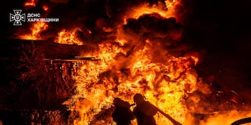 Fotografía proporcionada por el Servicio de Emergencias de Ucrania, donde sigue la guerra en la que murieron tres soldados argentinos. (Servicio de Emergencias de Ucrania vía AP)