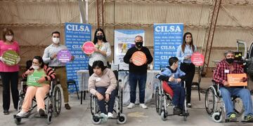 El municipio de Santa Rosa entregó 15 sillas de ruedas.