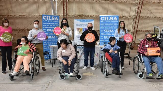 El municipio de Santa Rosa entregó 15 sillas de ruedas.