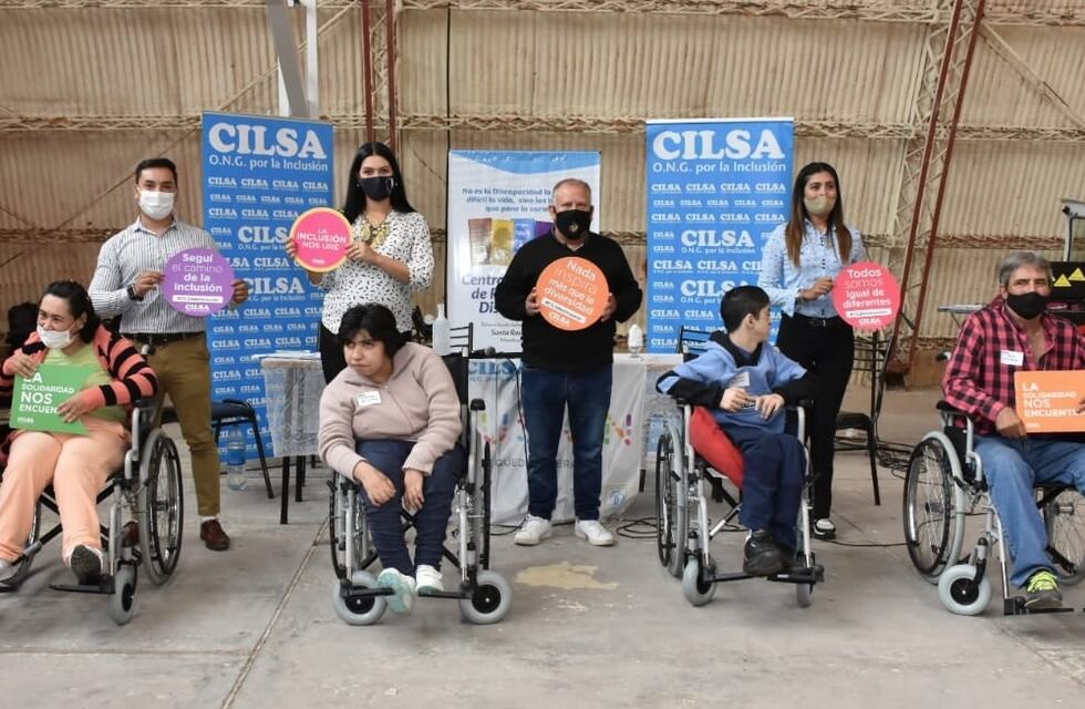 Santa Rosa: El municipio entregó 15 sillas de ruedas a vecinos del departamento
