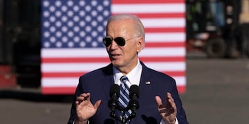 US President Joe Biden delivers remarks at the Tioga Marine Terminal in Philadelphia, Pennsylvania, USA, 13 October 2023. Biden discussed his economic policies known as ÔBidenomicsÕ in relation to clean energy, union jobs and infrastructure. (Filadelfia) EFE/EPA/MICHAEL REYNOLDS