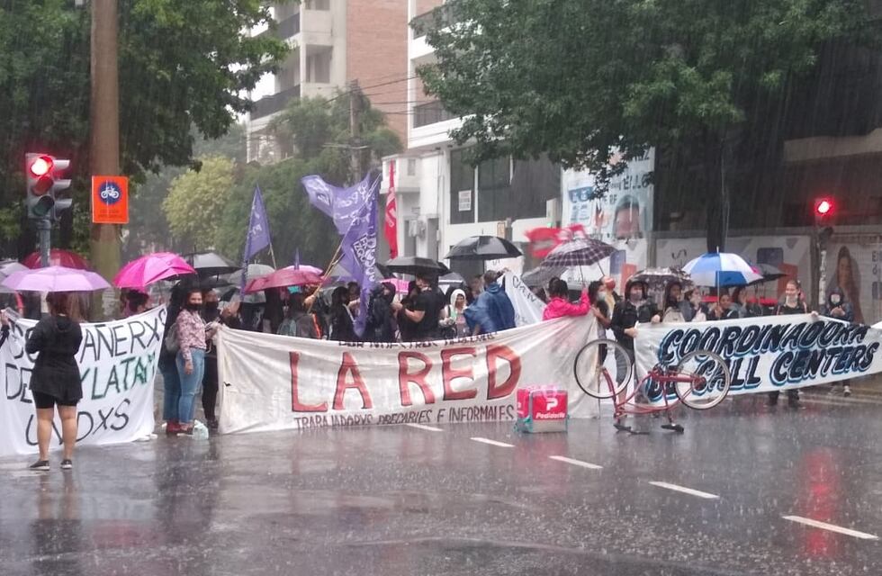 Denuncian más de 300 despidos tras el cierre de un call center rosarino