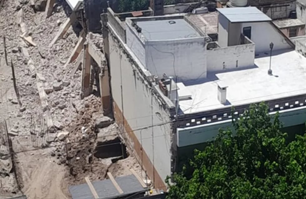 Derrumbe en Córdoba: clausuraron la obra que provocó daños en edificios y autos