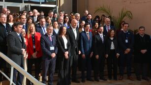 Autoridades y asistentes a las jornadas, en el acceso al auditorio “Dr. Rafael H. Reyes” del Colegio de Abogados y Procuradores de Jujuy, sede de las deliberaciones.