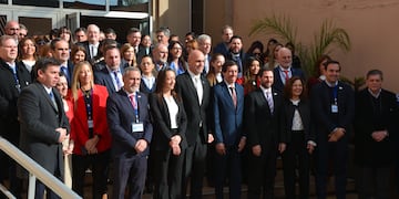 Autoridades y asistentes a las jornadas, en el acceso al auditorio “Dr. Rafael H. Reyes” del Colegio de Abogados y Procuradores de Jujuy, sede de las deliberaciones.
