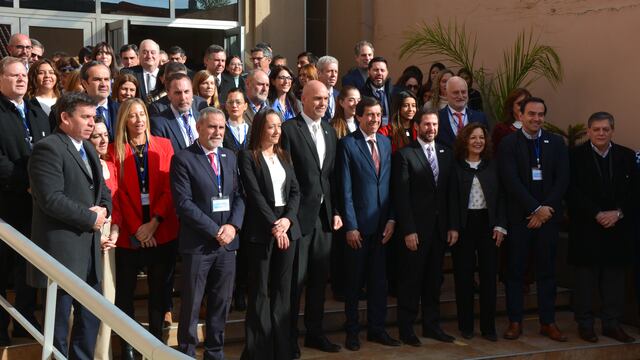 Autoridades y asistentes a las jornadas, en el acceso al auditorio “Dr. Rafael H. Reyes” del Colegio de Abogados y Procuradores de Jujuy, sede de las deliberaciones.