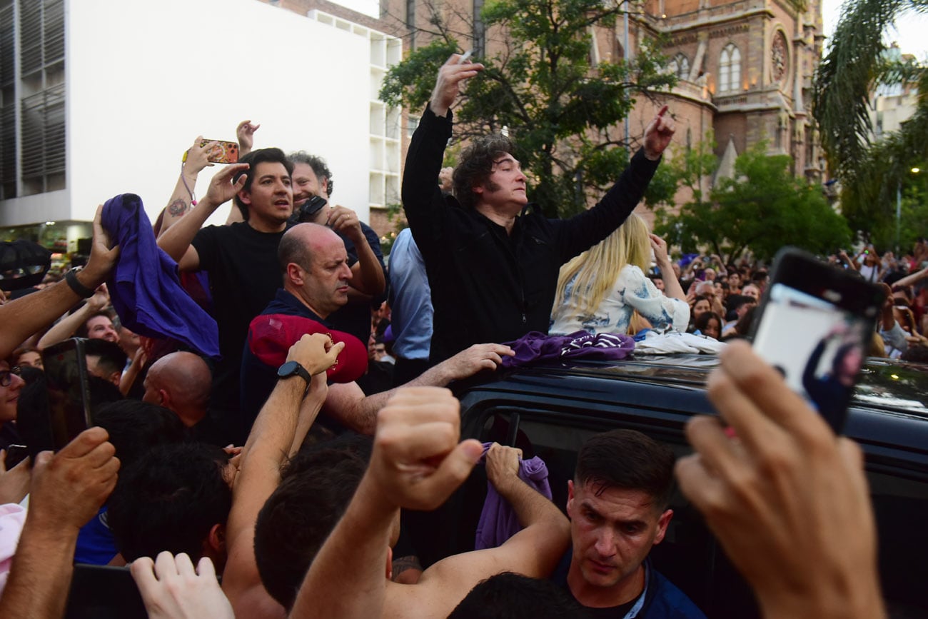 El presidente Javier Milei encabezó en Córdoba la Marcha de la Gratitud, acompañado por su hermana Karina y los diputados Gabriel Bornoroni y Gonzalo Roca. (Nicolás Bravo / La Voz)