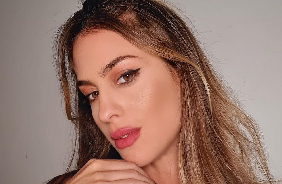 Agustina Casanova posó con top y minifalda engomada y encendió las redes