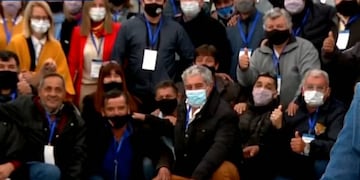 Los socios de la entidad celebraron luego del final del acto para celebrar las elecciones en el cordón industrial.