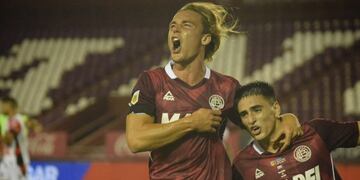 Pepo de La Vega celebra su gol ante Patronato. (Twitter: @clublanus)