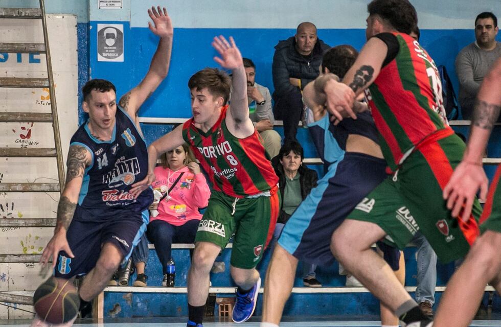 Oficial de Básquet de Tres Arroyos: Club de Pelota ganó y se mantiene en la punta