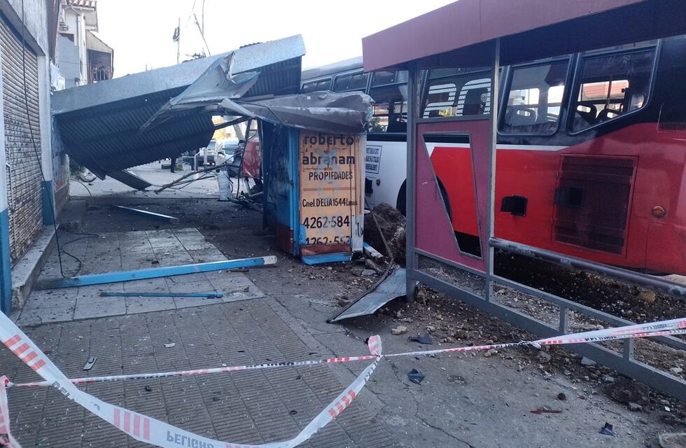 Lanús: se desmayó, perdió el control del colectivo y provocó un grave choque