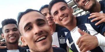 Franco Fragapane convirtió un golazo y lo festejó con una selfie.