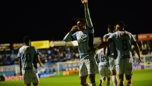 Julián Vignolo se despidió de Racing y viajó a Francia. En Nueva Italia sostienen que el acuerdo todavía es sólo de palabra.