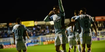 Julián Vignolo festejando su gol ante Quilmes, en el triunfo de Racing en Nueva Italia.