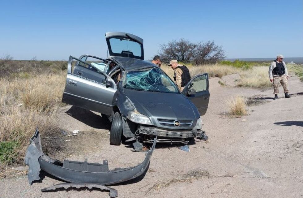 Una familia que viajaba en auto por Ruta 148 de San Carlos volcó y quedó atrapada
