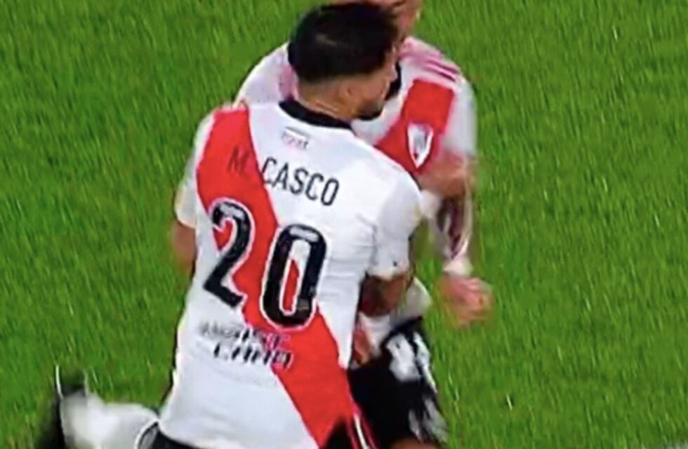 Durísimo golpe entre Milton Casco y Enzo Pérez en el duelo entre River y Vélez