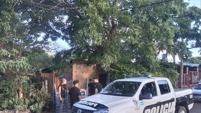 Investigan la muerte de una mujer hallada en una letrina en Posadas: detuvieron a su yerno.