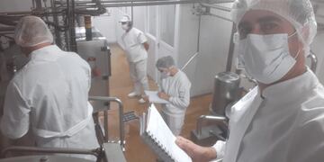 Gastón (derecha) el empleado del Senasa Córdoba que obtuvo la licencia (Argentina.gob.ar).