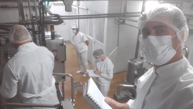 Gastón (derecha) el empleado del Senasa Córdoba que obtuvo la licencia (Argentina.gob.ar).