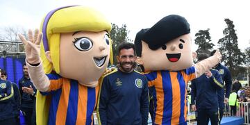 El entrenador auriazul posó con Angelito y Silvina, los personajes que animaron el evento.