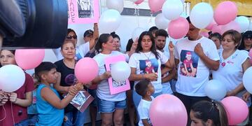 Al grito de justicia, se realizó una suelta de globos en honor a Candelaria, la nena alcanzada por una bala perdida en Rosario.