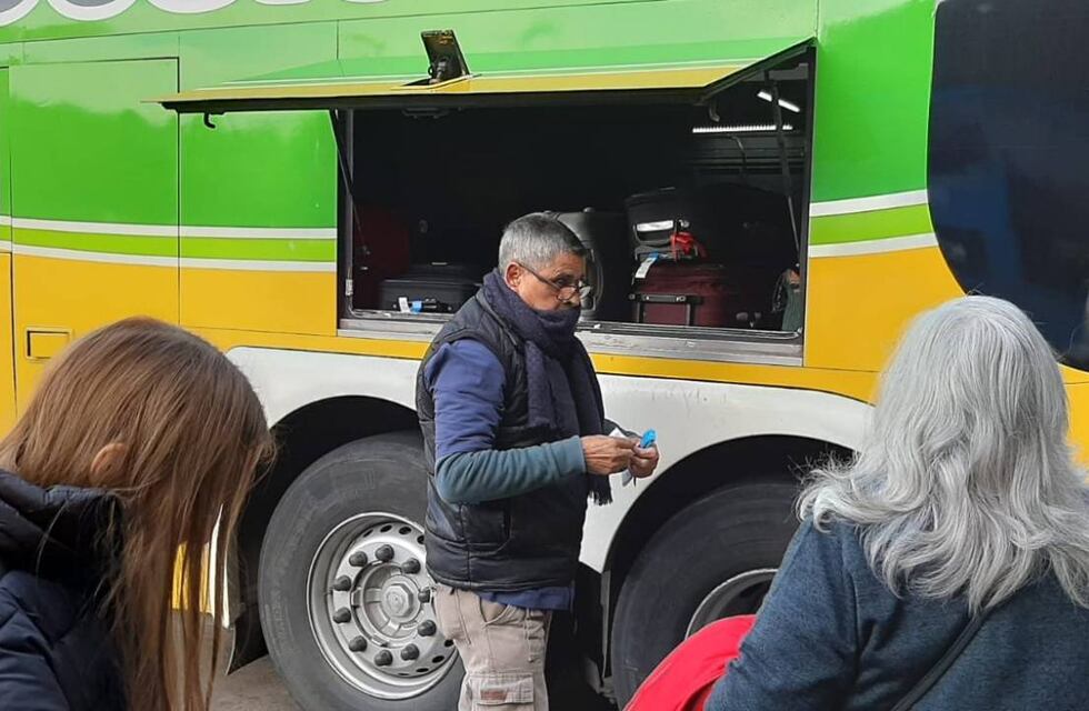 Maleteros levantaron el paro en la Terminal de Ómnibus tras la convocatoria del municipio