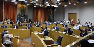 La ordenanza fija un nuevo boleto de $ 1.250 y abonos sociales de 88, 44 y 22 viajes con valores equivalentes al 75% y 80% de la tarifa. Hubo posturas enfrentadas y dos votos negativos.