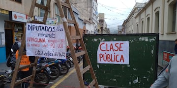 El tránsito vehicular se vio interrumpido este miércoles en la calle Otero al 200 por la protesta de estudiantes y docentes de la Facultad de Humanidades de la UNJu.