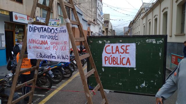 El tránsito vehicular se vio interrumpido este miércoles en la calle Otero al 200 por la protesta de estudiantes y docentes de la Facultad de Humanidades de la UNJu.