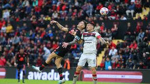 El goleador Pablo Vegetti tuvo una muy clara al final en el empate entre Colón y Belgrano.