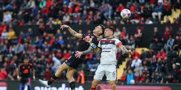 El goleador Pablo Vegetti tuvo una muy clara al final en el empate entre Colón y Belgrano.