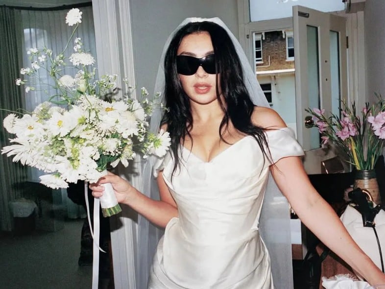 Charli XCX y George Daniel: la boda “cool” que cambió la cabeza de Lali